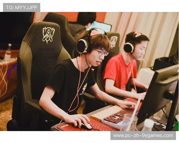 《电竞选手的日常：训练、休闲与生活点滴》，电竞选手peanut